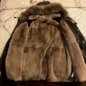 Used men’s large coyote and rabbit trim hunter green parker by Pologeorgis